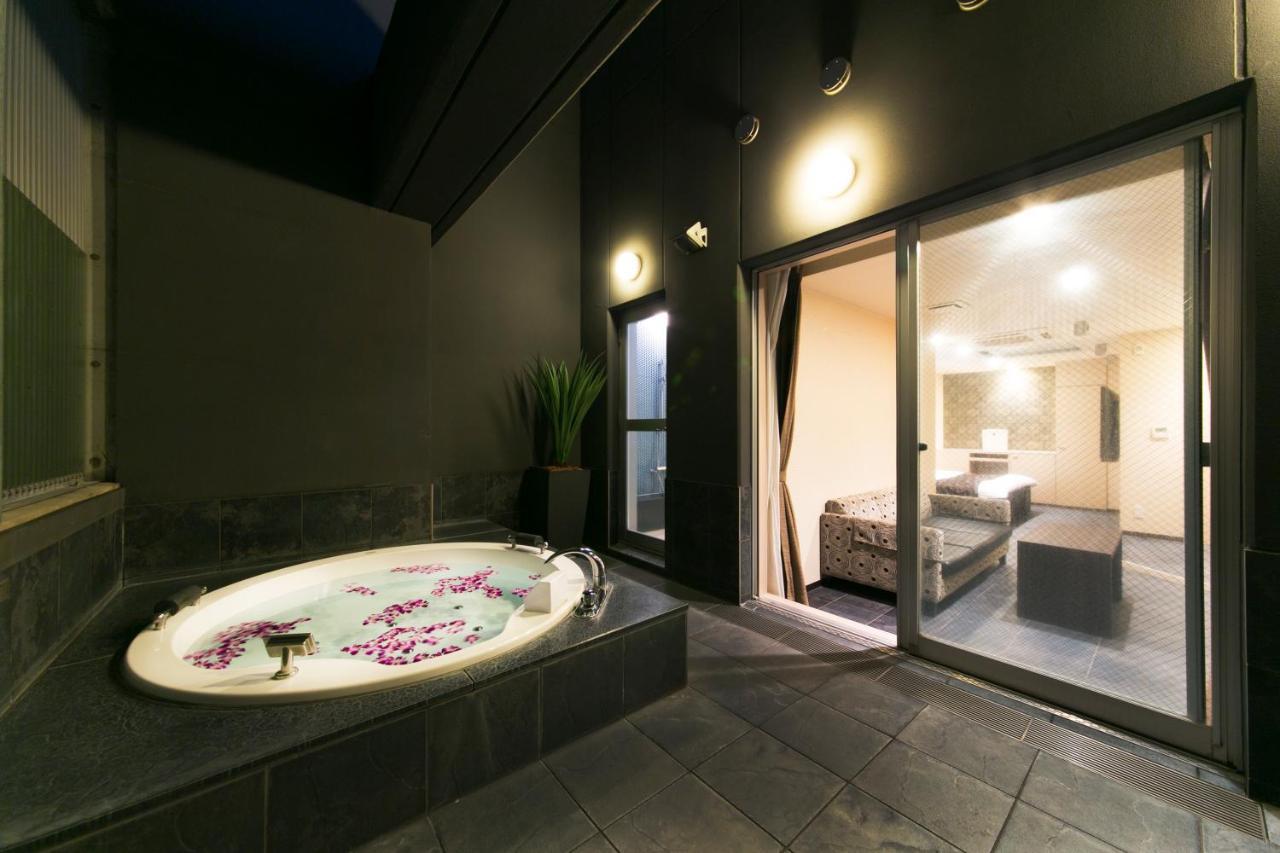 Hotel Lotus Toyonaka (Adults Only) Buitenkant foto